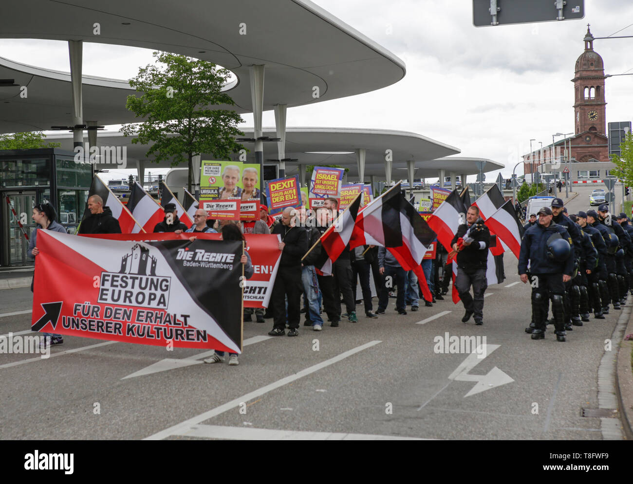 Pforzheim, Deutschland. 11. Mai, 2019. Die rechten Demonstranten März mit Banner, Poster und Flaggen des Deutschen Reiches durch die Innenstadt. Rund 80 Menschen in einem Marsch durch Pforzheim, organisiert von der rechten Seite nahm Partei 'Die Rechte' (rechts). Die wichtigsten Fragen der März war die Förderung der Abstimmung für Rechte Sterben" in der bevorstehenden Europawahl und ihren Anti-Einwanderungspolitik. Sie wurden von mehreren hundert Zähler konfrontiert - Demonstranten aus verschiedenen politischen Organisationen. Quelle: Michael Debets/Pacific Press/Alamy leben Nachrichten Stockfoto