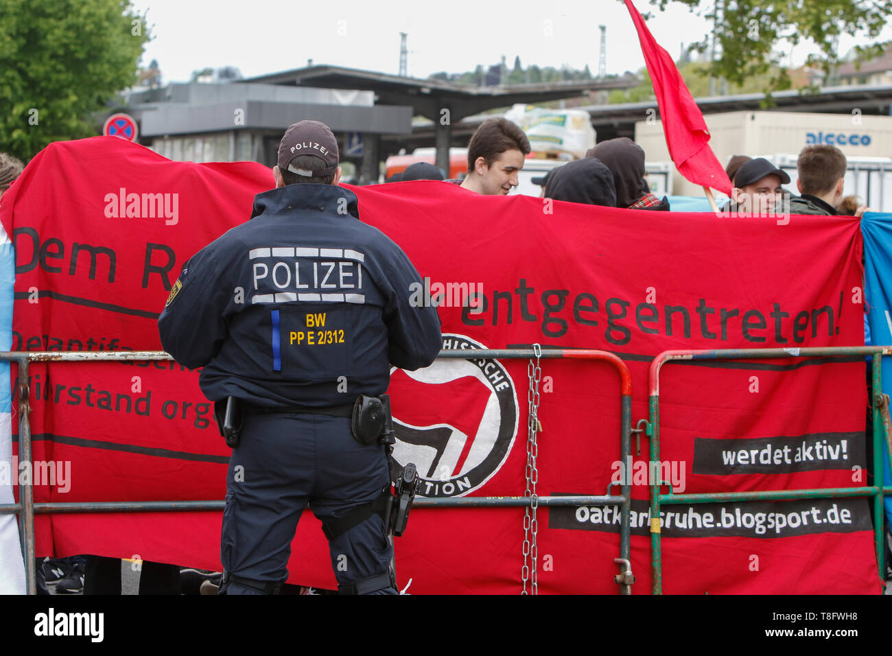 Pforzheim, Deutschland. 11. Mai, 2019. Ein Polizeioffizier Uhren der Zähler protestieren. Rund 80 Menschen in einem Marsch durch Pforzheim, organisiert von der rechten Seite nahm Partei 'Die Rechte' (rechts). Die wichtigsten Fragen der März war die Förderung der Abstimmung für Rechte Sterben" in der bevorstehenden Europawahl und ihren Anti-Einwanderungspolitik. Sie wurden von mehreren hundert Zähler konfrontiert - Demonstranten aus verschiedenen politischen Organisationen. Quelle: Michael Debets/Pacific Press/Alamy leben Nachrichten Stockfoto