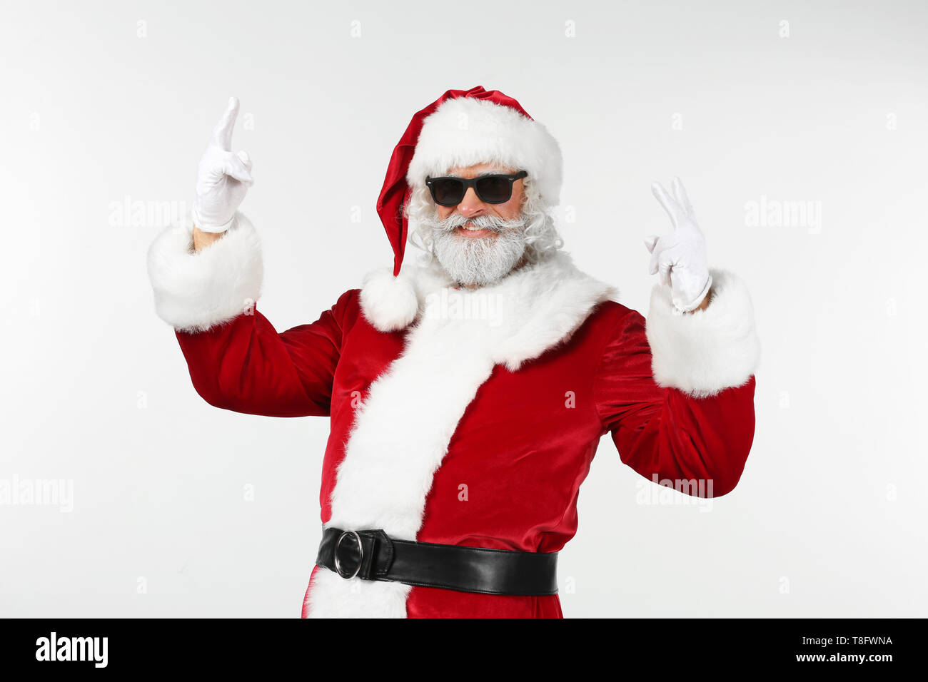 Portrait von cool Santa Claus auf weißem Hintergrund Stockfoto