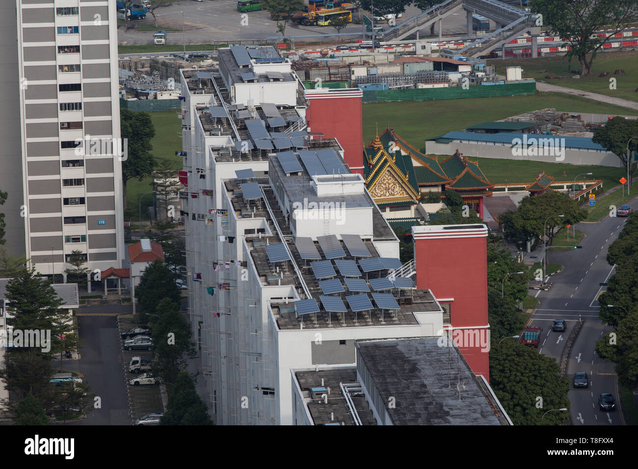 Die Luftaufnahme von Photovoltaik-Solarpaneelen wird im Gebäude installiert, um Sonnenlicht als Energiequelle zur Stromerzeugung aufzunehmen. Singapur. Stockfoto