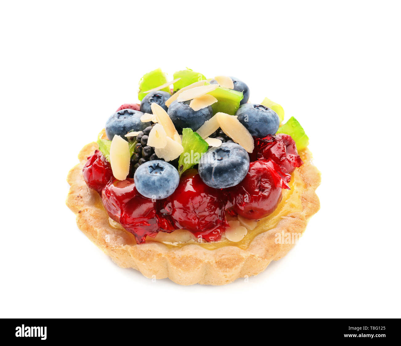 Leckere Törtchen mit Obst und Beeren auf weißem Hintergrund Stockfoto