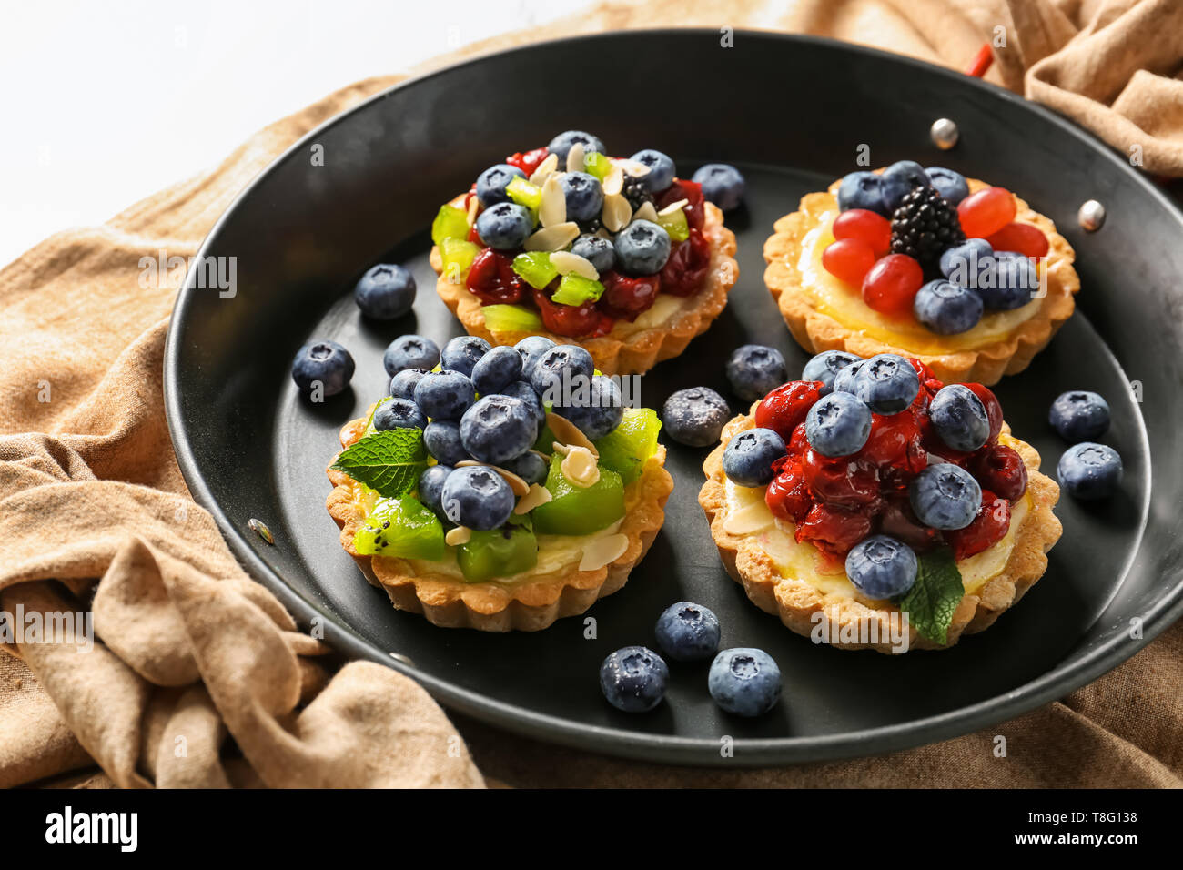 Köstliche Kuchen mit Früchten und Beeren auf Pan Stockfoto