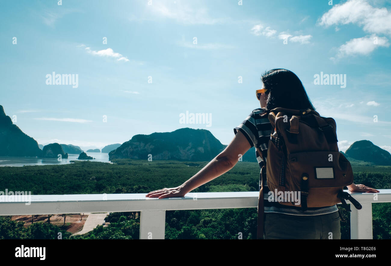 Glückliche junge Reisende Frau backpacker Suchen am Berg mit Blick auf das Meer und genießen einen schönen der Natur, Freiheit Fernweh, Khao Samed Nang Chee anzeigen Stockfoto