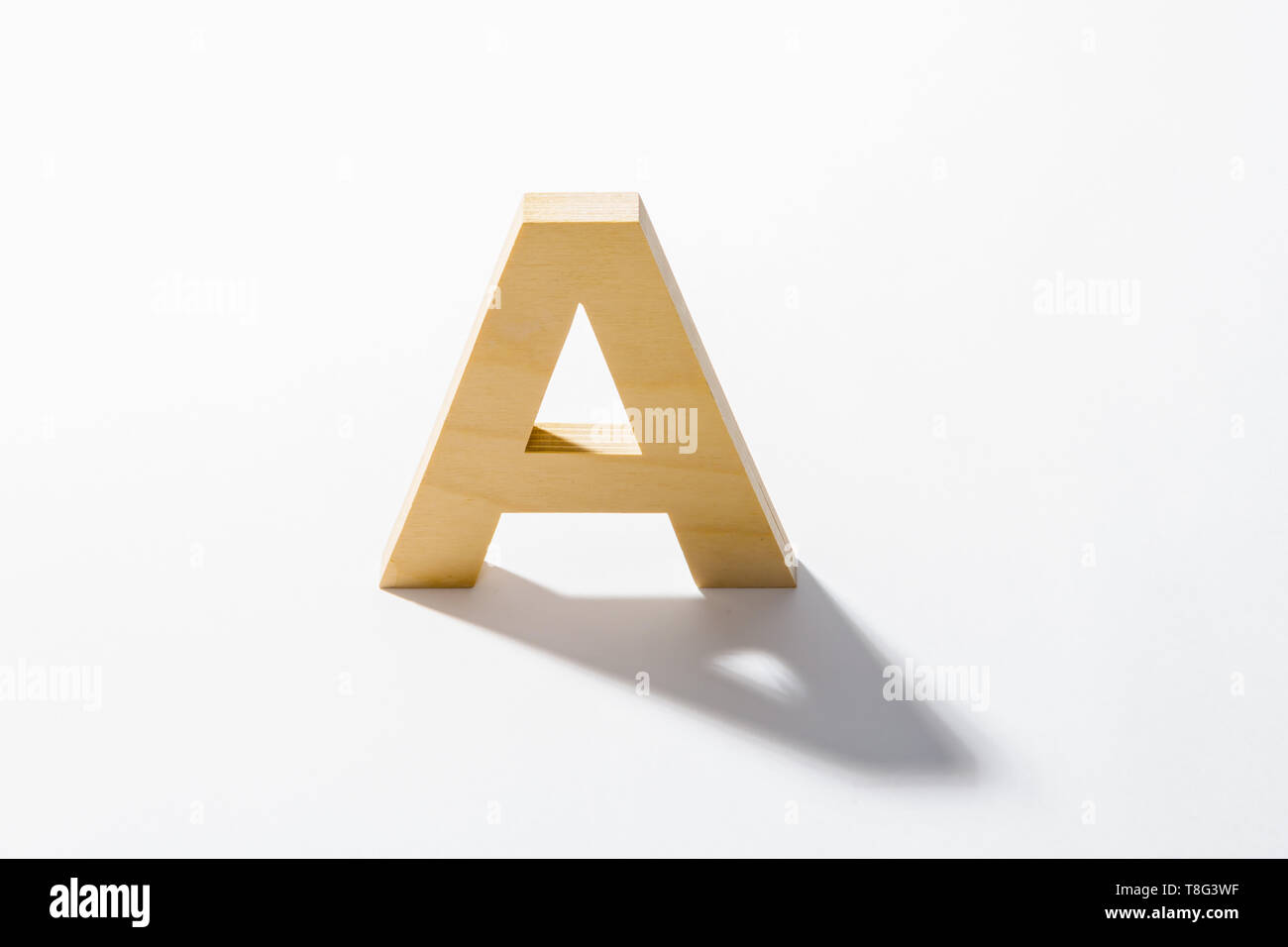 Hölzernes Alphabet A und Schattenreflexion. Stockfoto