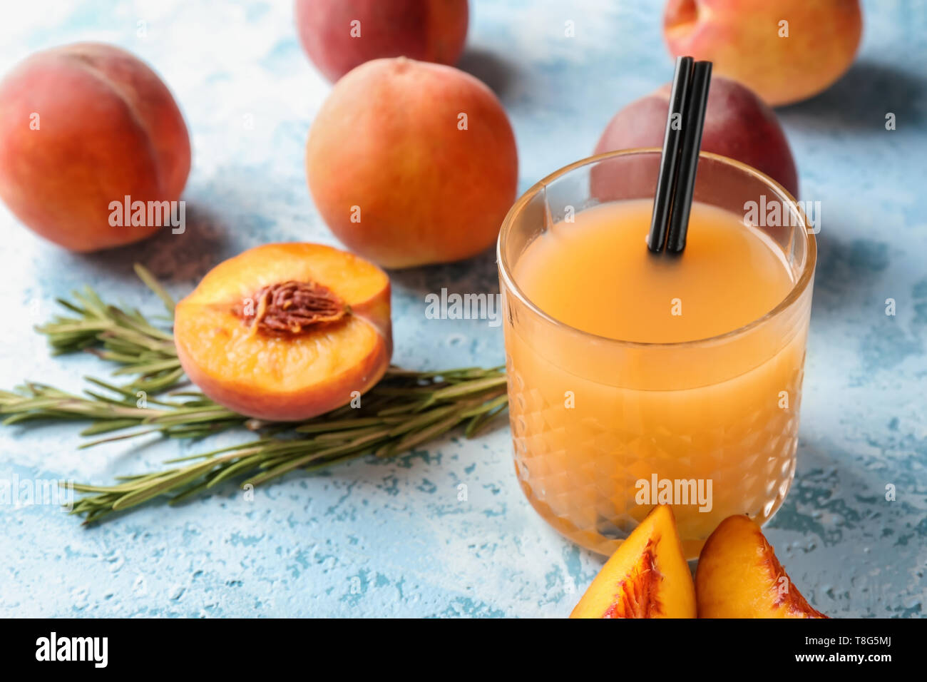 Pfirsich Saft im Glas auf der Farbtabelle Stockfoto