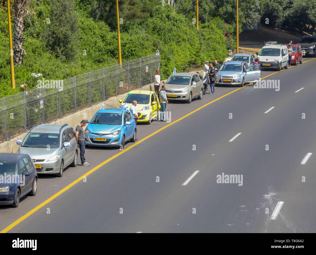 Israelis steht immer noch als 2 Minuten Sirene in ganz Israel hörte sich die Erinnerung an den Holocaust Tag zum Gedenken an die sechs Millionen Juden, die umkommen Stockfoto