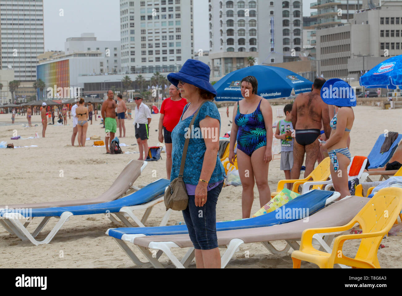 Israelis steht immer noch als 2 Minuten Sirene in ganz Israel hörte sich die Erinnerung an den Holocaust Tag zum Gedenken an die sechs Millionen Juden, die umkommen Stockfoto