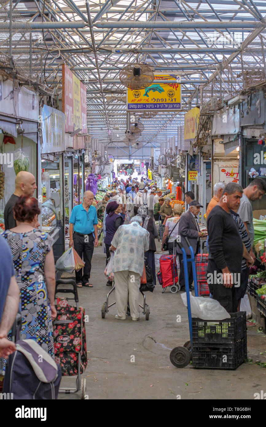 Israelis steht immer noch als 2 Minuten Sirene in ganz Israel hörte sich die Erinnerung an den Holocaust Tag zum Gedenken an die sechs Millionen Juden, die umkommen Stockfoto