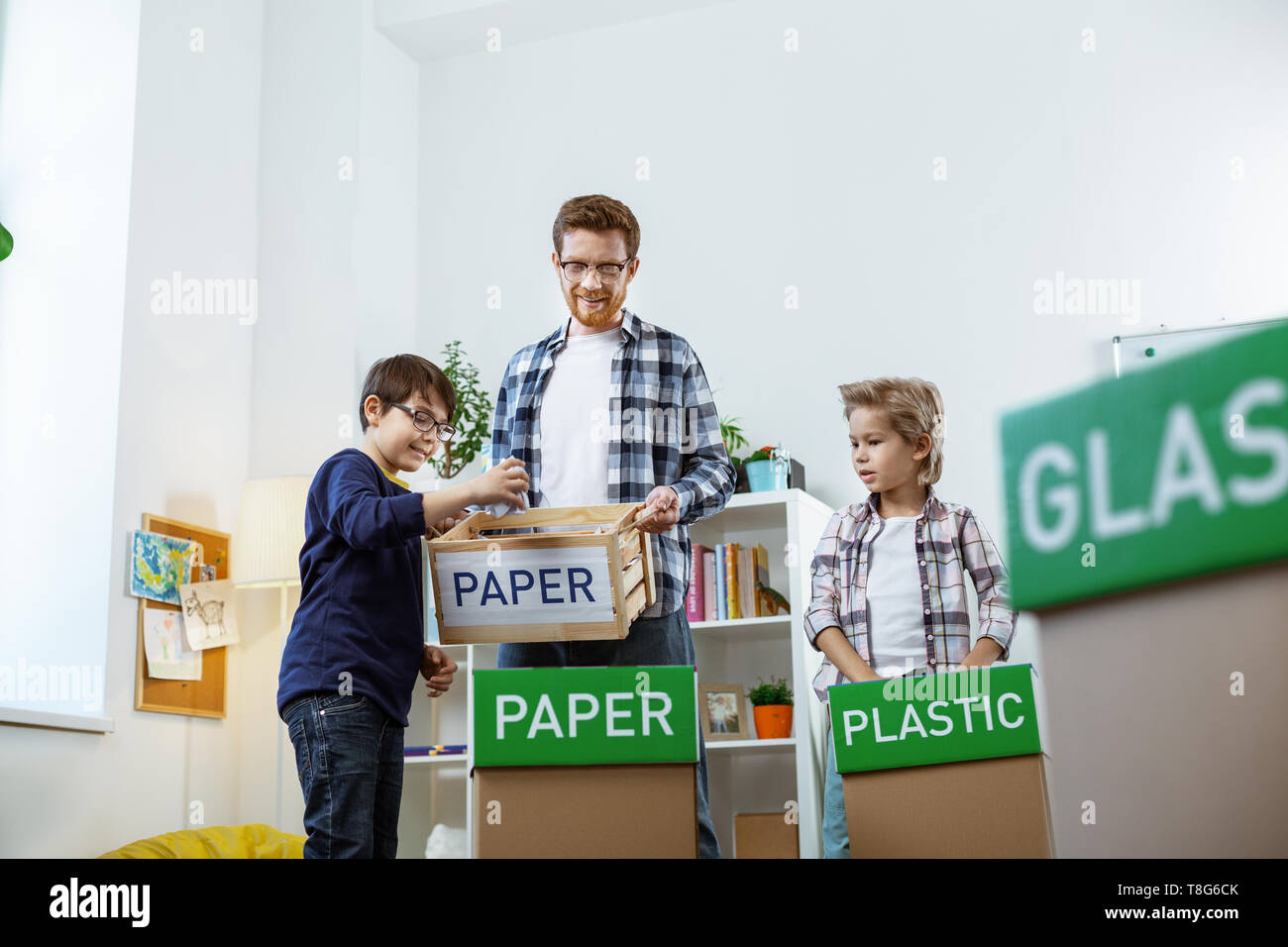 Ingwer hoch Tutor arbeiten an verschiedenen Müll auszusortieren. Stockfoto