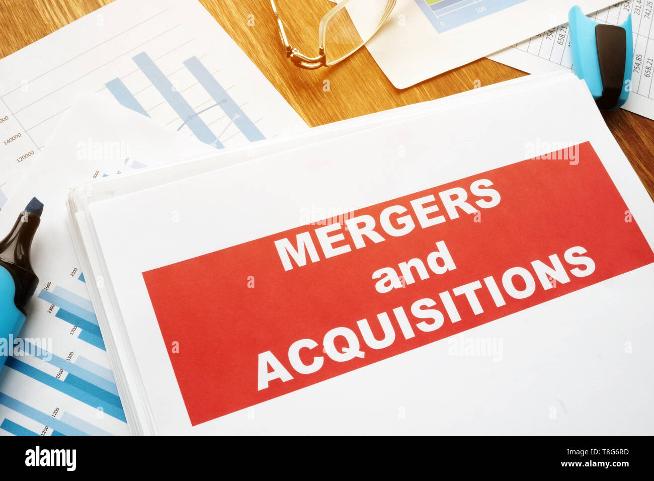 Mergers & Acquisitions M&A-Vereinbarung und Geschäftspapiere. Stockfoto