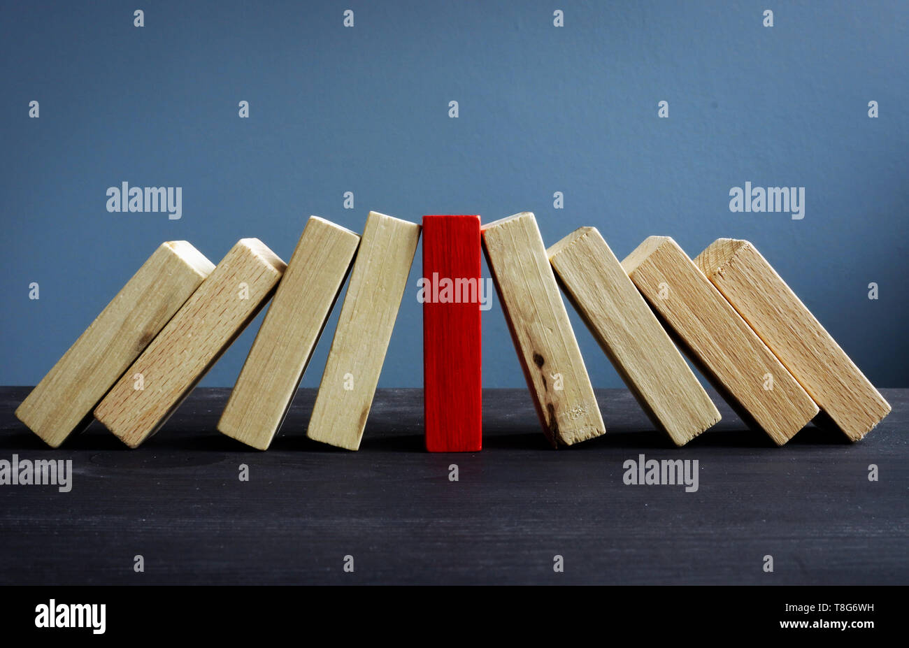 Erfolgreiche Führung in Business Konzept. Rote und weiße Bausteine aus Holz. Stockfoto
