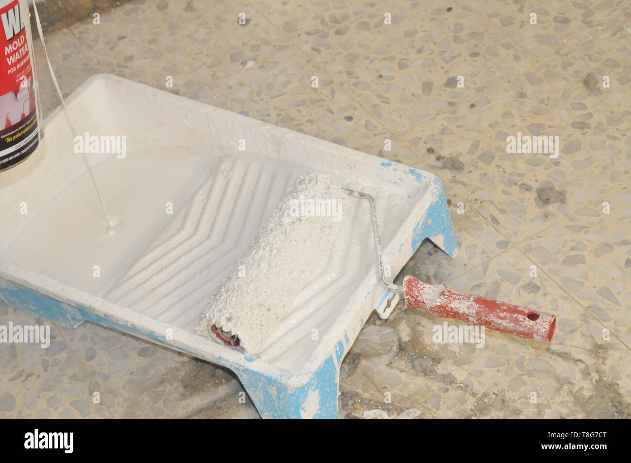 Home Improvement. Ein Zimmer ist mit weißer Farbe bemalt Stockfoto