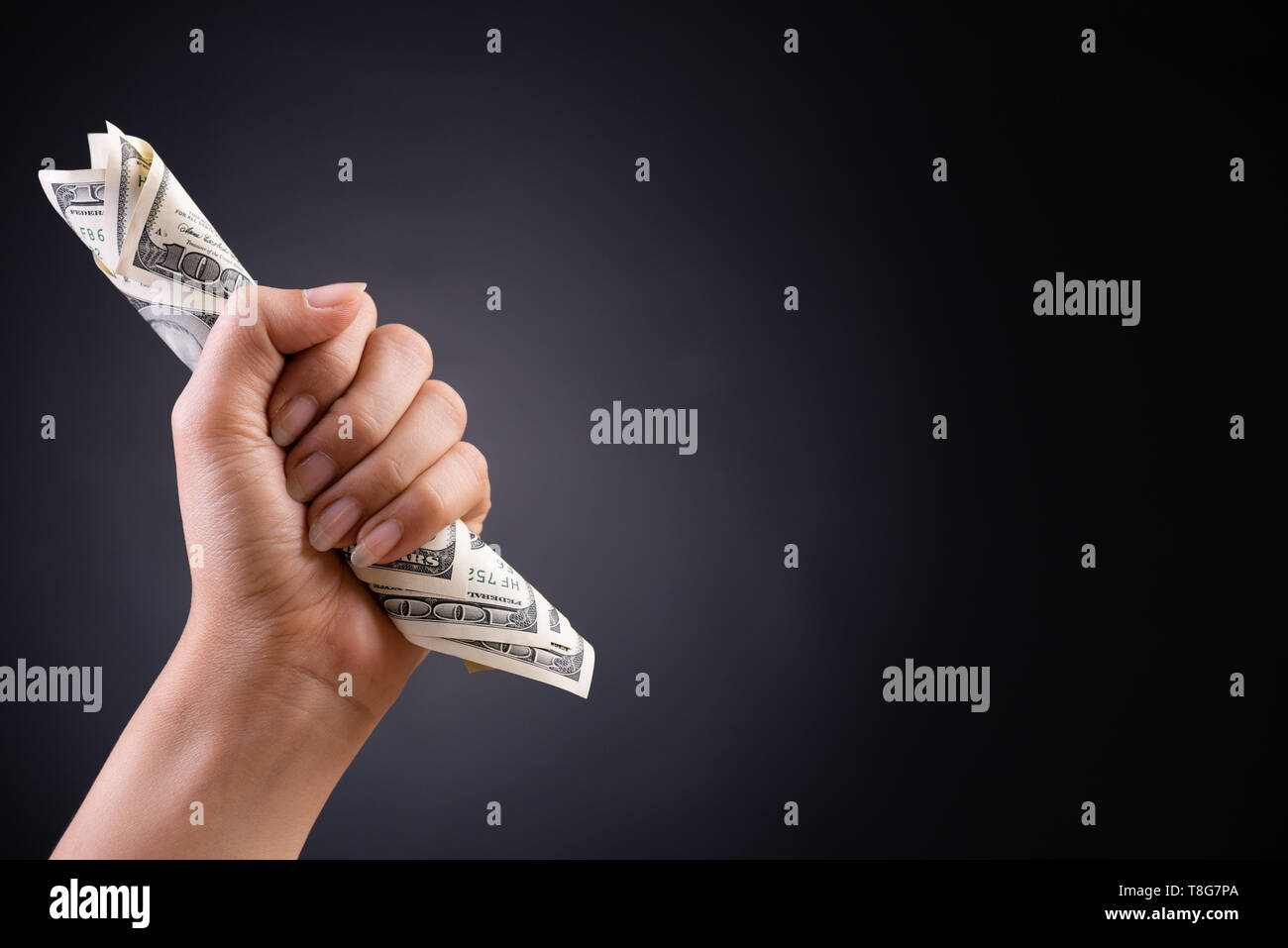 Nahaufnahme, Frau, Hand, die Amerikanischen Dollar in den dunklen Hintergrund. Finanzen, Einsparungen und Konkurs Konzept. Stockfoto