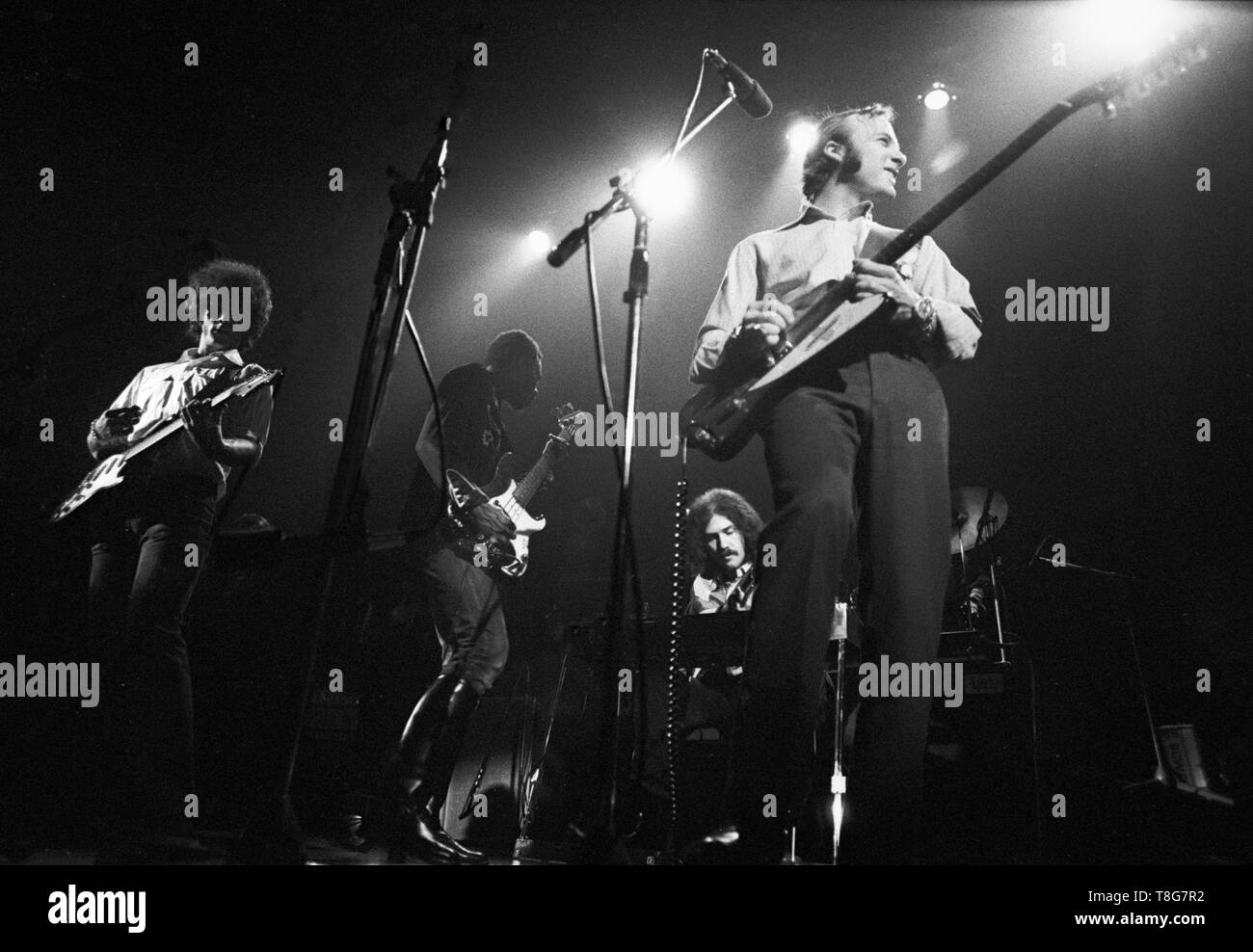 Chris Hillman, Stephen Stills und Calvin Samuel von Manassas durchführen auf der Bühne 1971 im Concertgebouw Amsterdam, Niederlande. (Foto von Gijsbert Hanekroot) Stockfoto