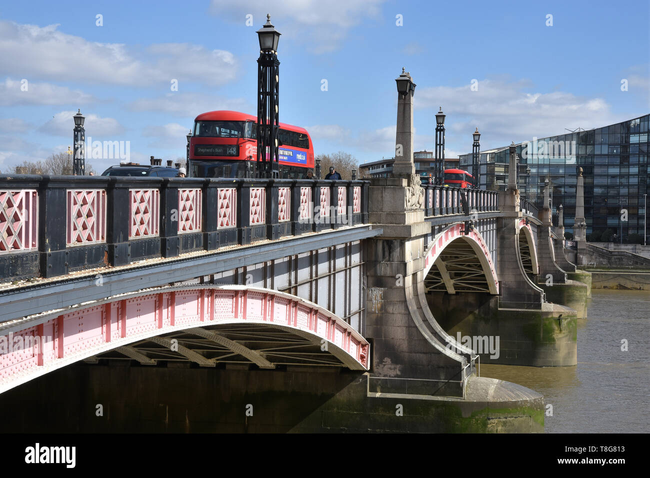 Red London Bus überqueren Lambeth Bridge, Westminster, London. Großbritannien Stockfoto