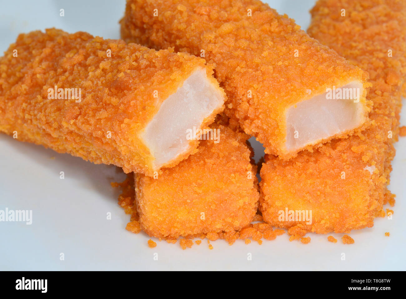 Fischstäbchen, Fischstäbchen auf einem weißen Teller. Studio Bild auf weißem Hintergrund Stockfoto