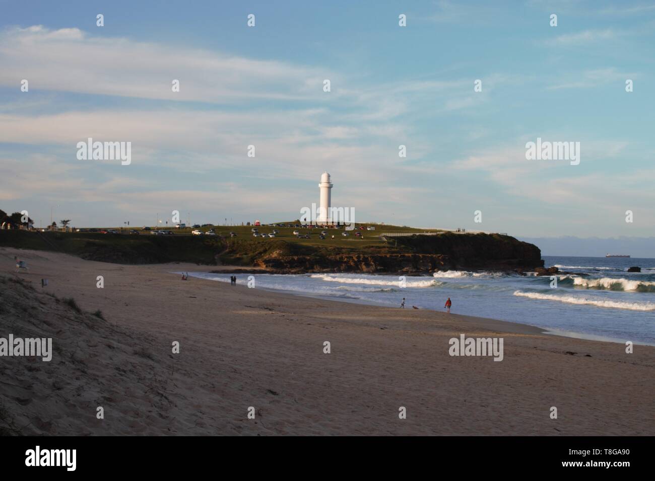 Australian Beach View mit einem Leuchtturm am Horizont Stockfoto