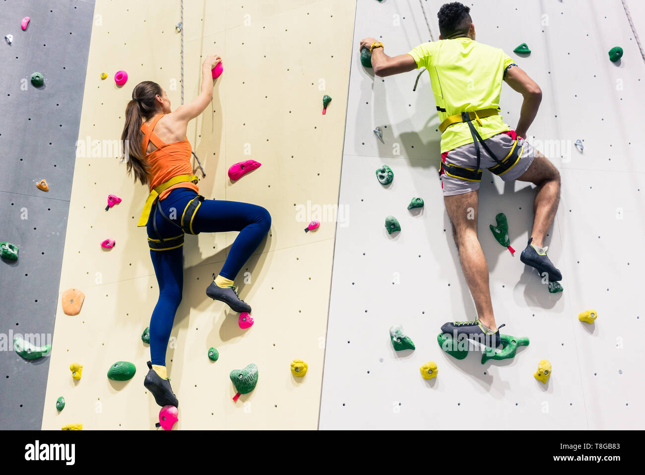 Menschen klettern künstliche Mauer aus Stein Stockfoto