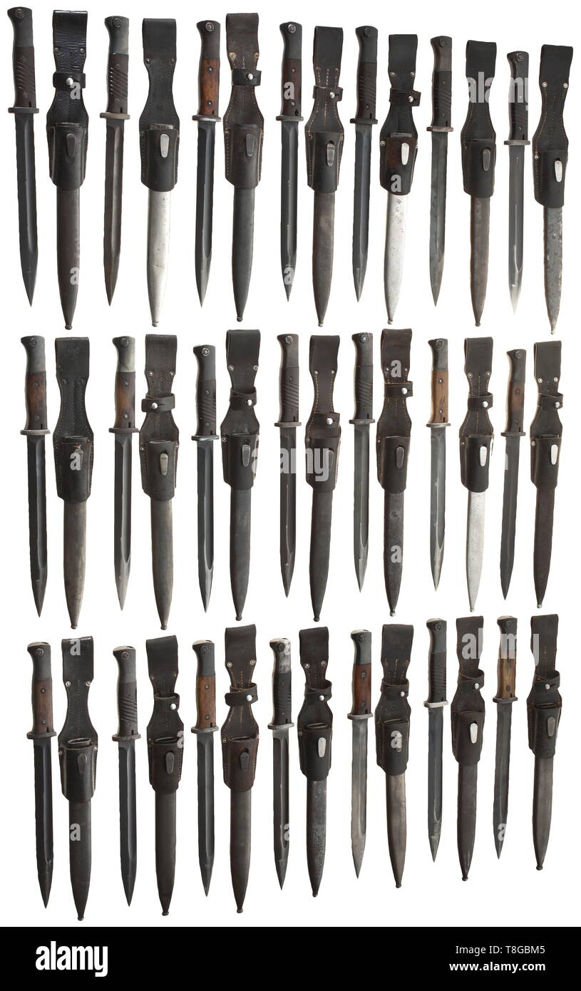 21 bajonette M 84/98 übereinstimmenden Nummern, komplett mit Hülsen und Leder Frösche (Leder teilweise eingestanzt). Hersteller (teilweise codiert) z.b. Elite-Diamant, S. Weyersberg, Hörster, gebr. Heller, F. Herder und Corts. Neun Bajonette mit Holz- und elf mit Bakelit grip Panels. In den Plätzen leicht beschädigt, Gebrauchsspuren und Alter. Länge ca. 40 cm. historischen, geschichtlichen, Zubehör, Zubehör, Sonstiges, Verschiedenes, Sonstiges, Utility, Utilitys, Ausrüstung, Utensilien, Ausrüstung, Geräte, Objekt, Objekte, Stills, Clipping, Clippings, ausgeschnitten, c, Additional-Rights - Clearance-Info - Not-Available Stockfoto