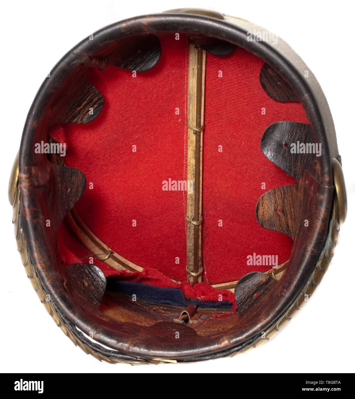 Ein grenadier Cap M1894 für Soldaten in Zar Alexander Guard Grenadier Regiments Nr. 1, ca. 1900 aus vergoldetem Messing Schild mit geprägtem guard Stern unter einem Royal Crown, konvex aus vergoldetem Messing chinscales mit Leder unterlegt. Rote Tasche, weiße Spitze, weiß umrandete mit drei Angewandte flammende Granate Symbole (Messing, vergoldet). Schwarz-weiße pompom angebracht. Leder Innenfutter mit Loops. Zeichen des Alters, mit Ersatz, re-gearbeitet, Originalteile verwendet. Selten. historischen, geschichtlichen, Preußen, Preußen, Deutsche, Deutschland, Militaria, Militär, Objekt, Objekte, Stills, Clipping,, Additional-Rights - Clearance-Info - Not-Available Stockfoto