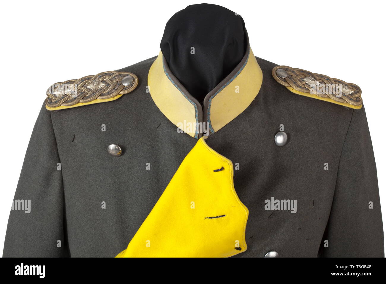 Prinz Alfons von Bayern (1862-1933) - ein Feld - Grau einheitliches Modell 1916 als General der Kavallerie des 1. Bayerischen schwere Kavallerie Regiments der Schirmmütze aus feinen, Feld-grauer Wollstoff mit zitrone gelb Zierriegel und Paspel am Deckel. Zwei Kokarden, grau Innenauskleidung aus Seide mit Cipher und des bayerischen Königs Krone, braunem Leder Schweißband. Das Tuch der Feld-Grau surcoat wie vor, zwei Reihen von Schaltflächen, Zitronengelb polnischen Manschetten und Rohrleitungen. Die Schaltflächen aus Nickel, das Halsband mit dem Bayerischen Attribut Borde, Additional-Rights - Clearance-Info - Not-Available Stockfoto