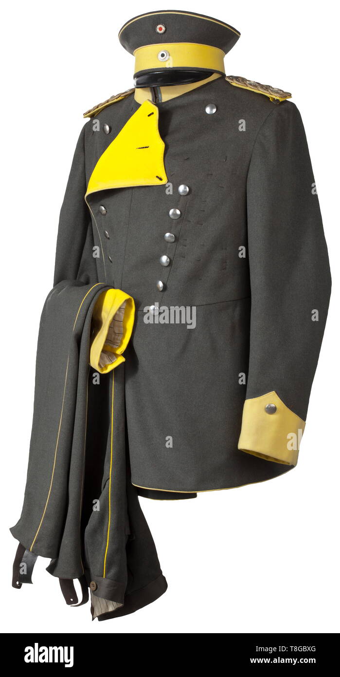 Prinz Alfons von Bayern (1862-1933) - ein Feld - Grau einheitliches Modell 1916 als General der Kavallerie des 1. Bayerischen schwere Kavallerie Regiments der Schirmmütze aus feinen, Feld-grauer Wollstoff mit zitrone gelb Zierriegel und Paspel am Deckel. Zwei Kokarden, grau Innenauskleidung aus Seide mit Cipher und des bayerischen Königs Krone, braunem Leder Schweißband. Das Tuch der Feld-Grau surcoat wie vor, zwei Reihen von Schaltflächen, Zitronengelb polnischen Manschetten und Rohrleitungen. Die Schaltflächen aus Nickel, das Halsband mit dem Bayerischen Attribut Borde, Additional-Rights - Clearance-Info - Not-Available Stockfoto