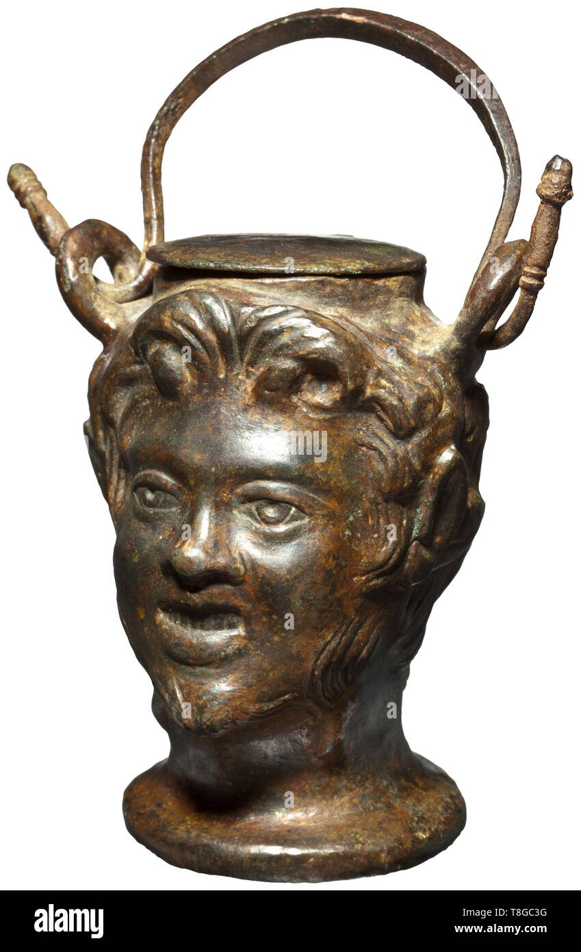 Eine römische Salbe Schiff wie ein Satyr Kopf geformt, 2. Jahrhundert n. Chr. Bronze mit grünliche Patina. Schiff wie die dreidimensionale Kopf eines jungen Satyr mit Kinn Bart geformt, spitzen Ohren und lockiges Haar. Zwei Schleifen auf der Seite mit dem intakten Tragegriff, aufklappbar, runde Deckel. Höhe ohne Griff 9 cm. Provenienz: Privatsammlung in den USA, ex Christie's, New York, 12. Dezember 2002. Vor diesem Teil einer englischen private Sammlung seit 1978. historischen, historischen, römischen Reiches, antike, Antike, antike, Additional-Rights - Clearance-Info - Not-Available Stockfoto