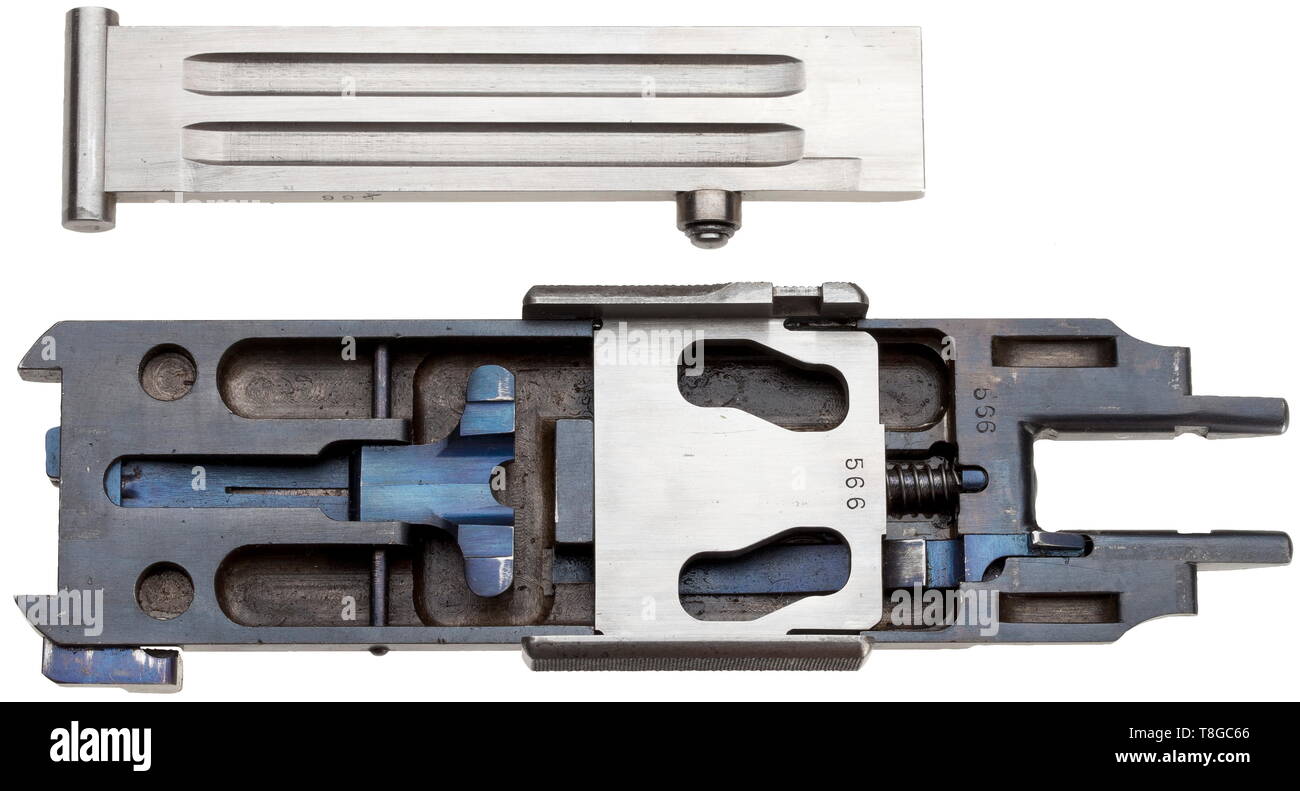 Eine Mauser Ladewagen Karabiner M 1915 Cal. 8 x 57, No. S 566 k. Übereinstimmende Nummern mit Ausnahme der vorderen Sling schwenken. Leicht matt Bohrung, Länge 61 cm. Tangente Kimme skaliert 200 - 2000. 25-shot geschwungene box Magazin. Klappe - Verschluss verriegelt. Sicherheit auf der rechten Seite oben Abzugsbügel. Inschrift auf der linken Seite der Aktion' Waffenfabrik Mauser A.G. Oberndorf seit längerer Zeit Mauser die Patent 1917'. Verschiedene imperiale Akzeptanzzeichen auf Action, kleine Teile und Lager. Original Finish mit leichten Gebrauchsspuren an Orten. Sperren und Sicherungsbleche poliert weiß. Kleine Teile gebläut. Ori, Additional-Rights - Clearance-Info - Not-Available Stockfoto