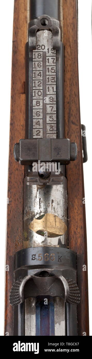 Eine Mauser Ladewagen Karabiner M 1915 Cal. 8 x 57, No. S 566 k. Übereinstimmende Nummern mit Ausnahme der vorderen Sling schwenken. Leicht matt Bohrung, Länge 61 cm. Tangente Kimme skaliert 200 - 2000. 25-shot geschwungene box Magazin. Klappe - Verschluss verriegelt. Sicherheit auf der rechten Seite oben Abzugsbügel. Inschrift auf der linken Seite der Aktion' Waffenfabrik Mauser A.G. Oberndorf seit längerer Zeit Mauser die Patent 1917'. Verschiedene imperiale Akzeptanzzeichen auf Action, kleine Teile und Lager. Original Finish mit leichten Gebrauchsspuren an Orten. Sperren und Sicherungsbleche poliert weiß. Kleine Teile gebläut. Ori, Additional-Rights - Clearance-Info - Not-Available Stockfoto