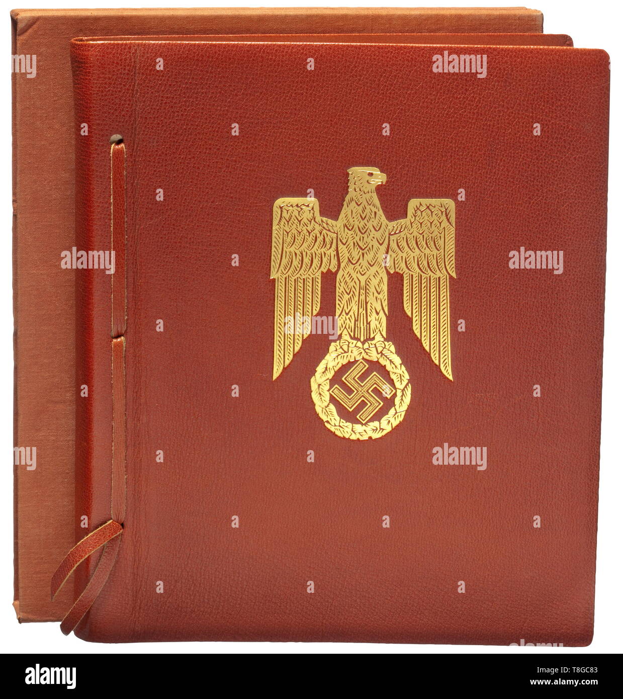 Friedrich-Karl Florian - ein Bildband, erhielt als Geschenk während Mussolinis Besuch in München mit Hingabe Rot die Lederhülle mit Gold nationalen Eagle geprägt, auf dem Deckblatt (Tr.) 'München die Hauptstadt der Bewegung begrüßt Benito Mussolini", auf der zweiten Seite Mussolinis handschriftlichen Widmung "EIN Gauleiter Florian Mussolini - Roma 30. Aprile 1938 - XVI. Deutsche und italienische Text auf Pergament, Fotos und Skizzen auf der Fahnen in München angezeigt gedruckt. Komplett mit Schuber. Extrem seltene Gabe Buch, nur sehr wenige Exemplare, Editorial-Use - Nur Stockfoto