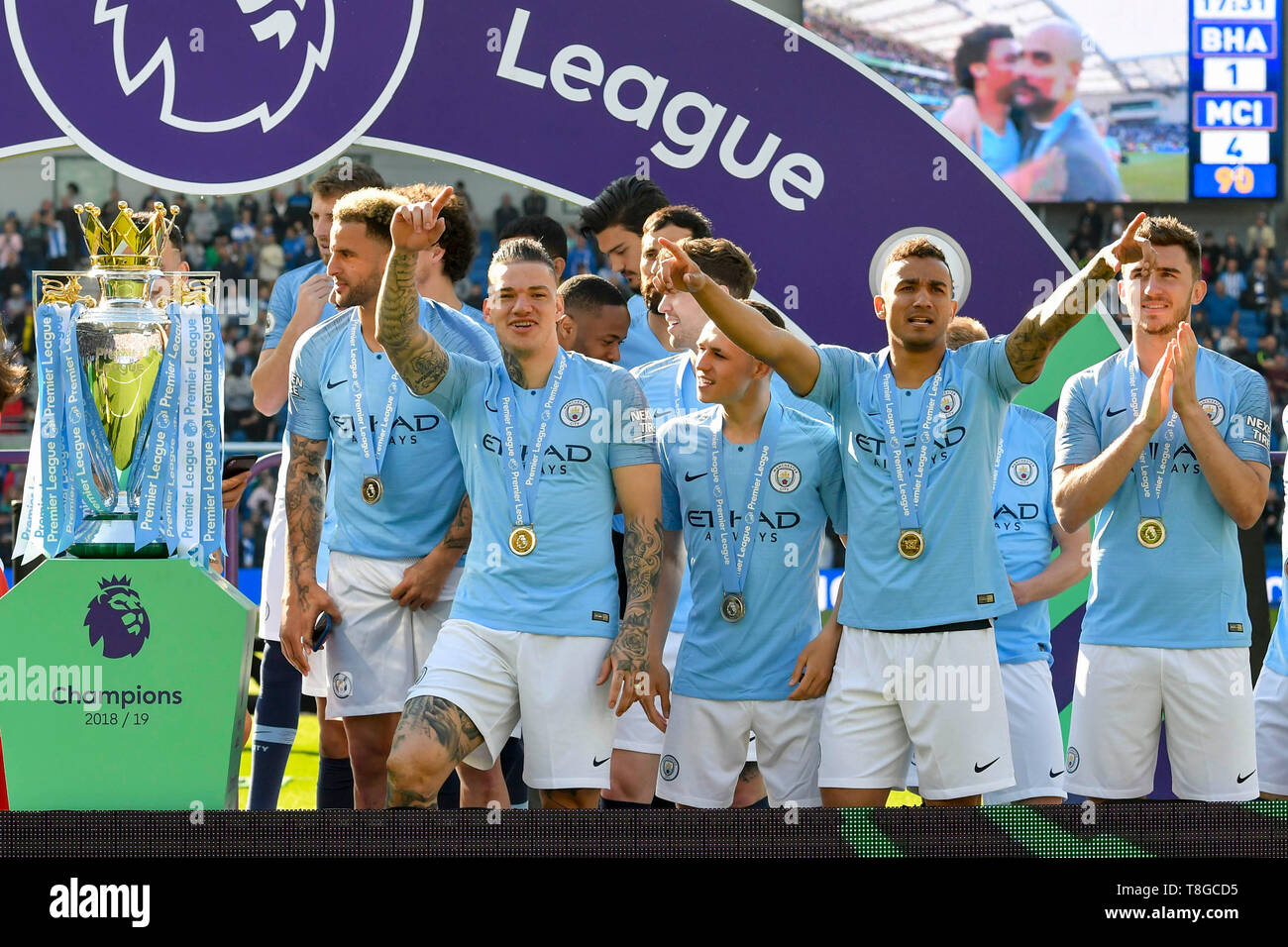 BRIGHTON, ENGLAND - Mai 12: Manchester City Spieler feiern auf dem Podium mit ihren Sieger Medaillen vor dem premer League Trophy wird während der Premier League Match zwischen Brighton & Hove Albion und Manchester City bei American Express Gemeinschaft Stadion am 12. Mai 2019 in Brighton, Großbritannien aufgehoben. (MB) Stockfoto