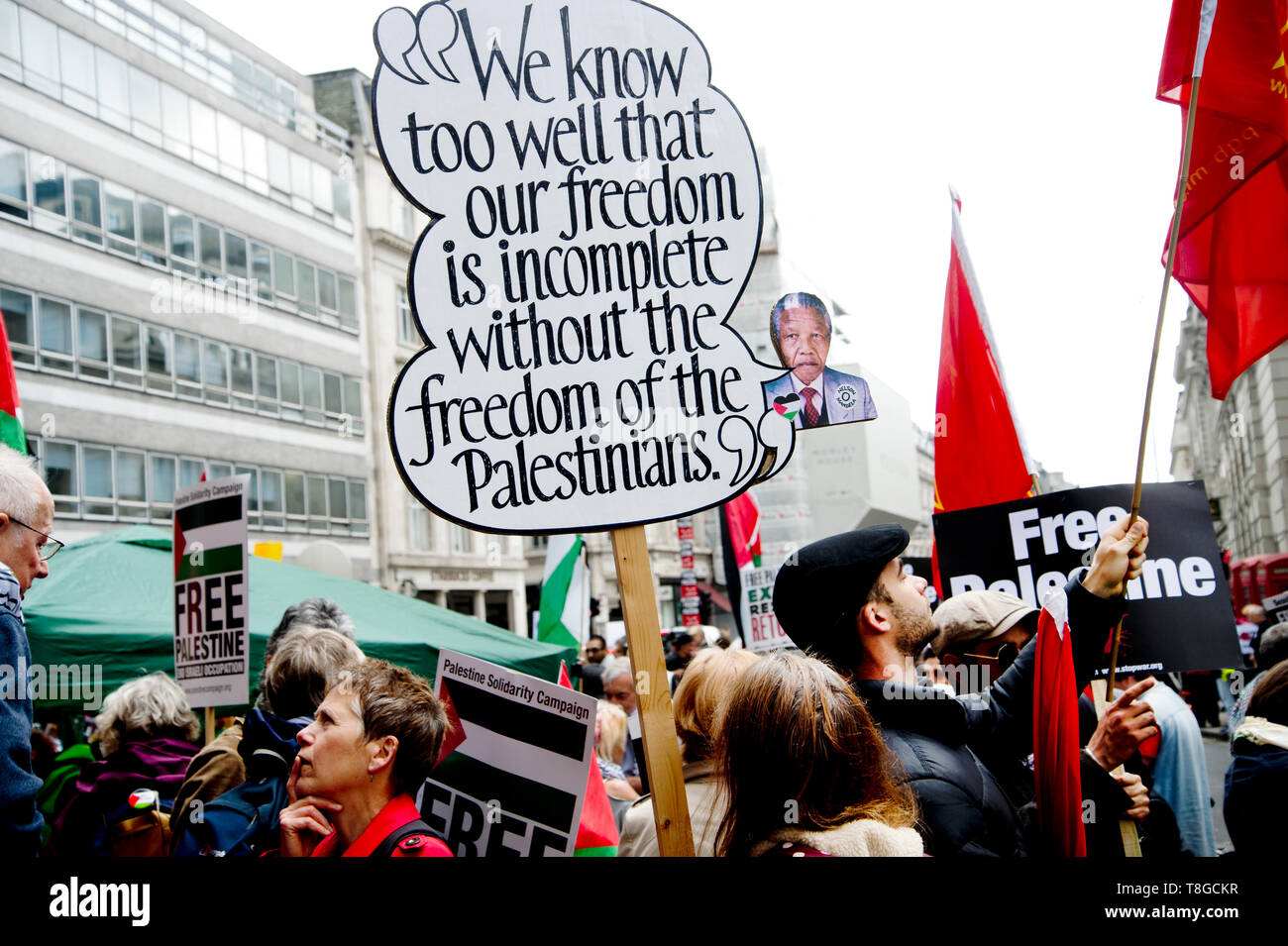 11. Mai 2019. Portland Place London UK. Demonstration für Palästina. Eine Demonstrantin hält ein Plakat mit einem Zitat von Nelson Mandela. Stockfoto