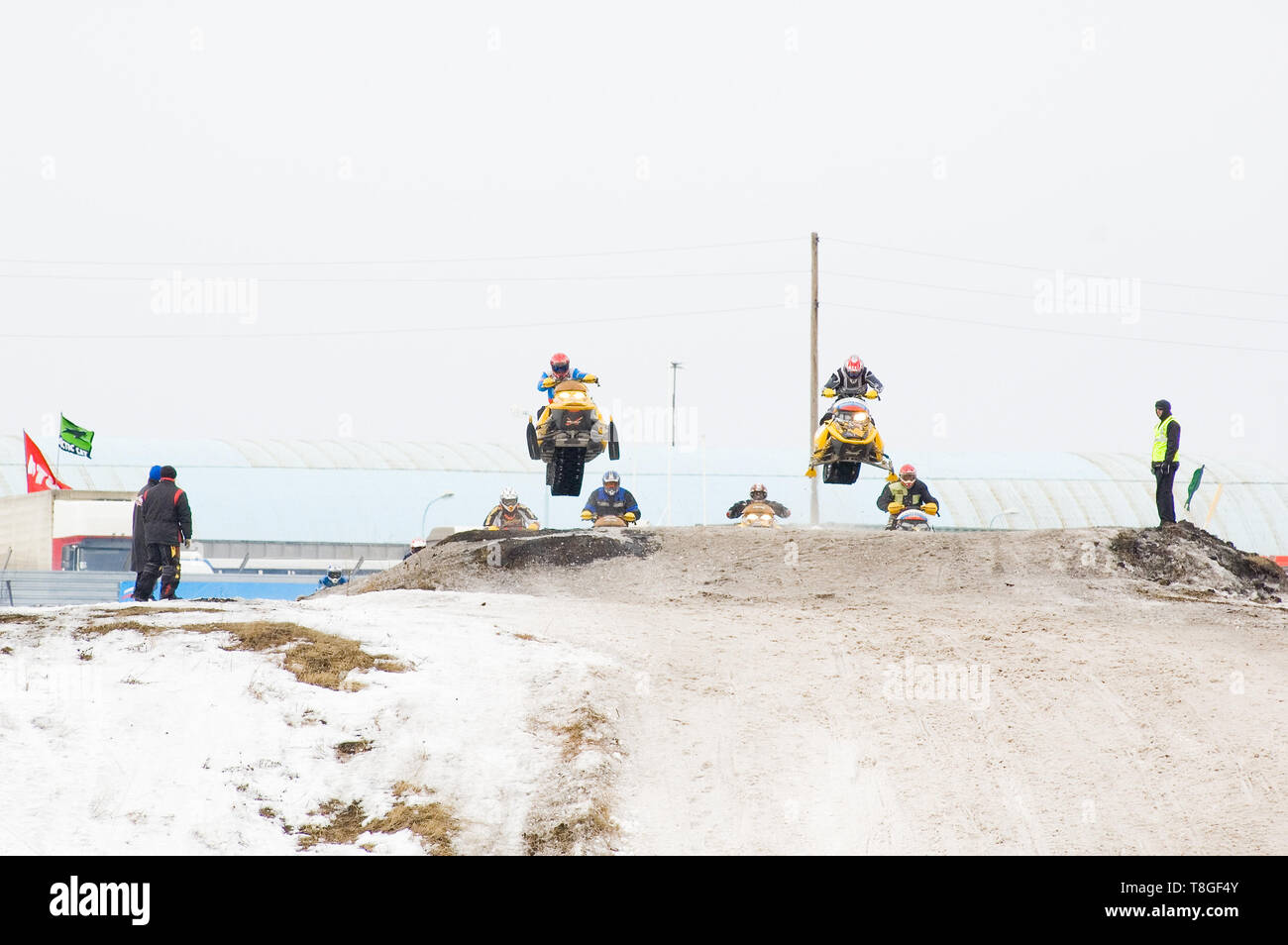 In Tjumen, Russland - März 08. 2008: IV Stufe der persönlichen - Mannschaft Meisterschaft des Urals Federal District im Schnee Langlauf. Breitensport Rennen auf Schnee Stockfoto
