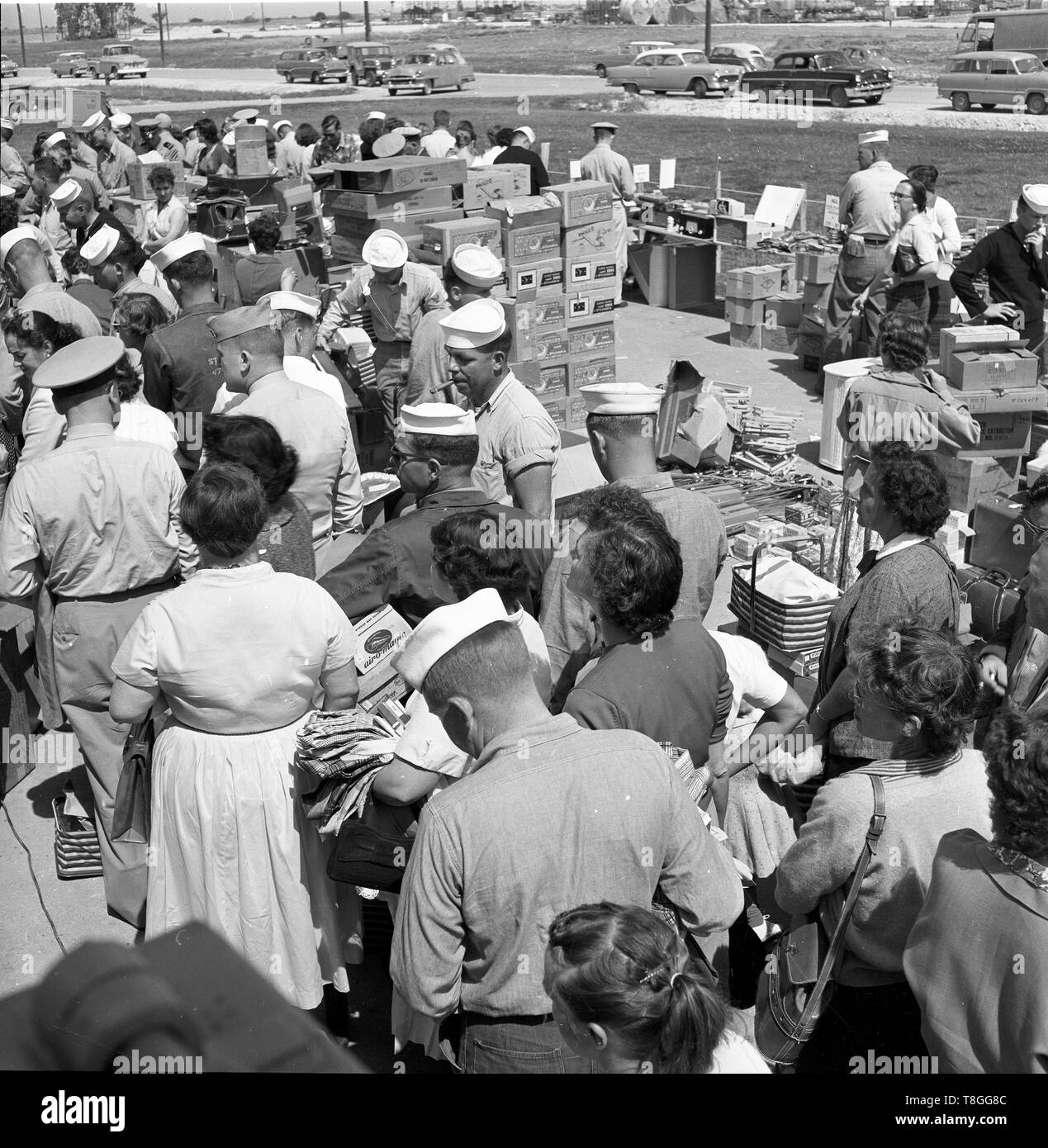 Schnäppchenjäger bei United States open air Markt 1954 Stockfoto