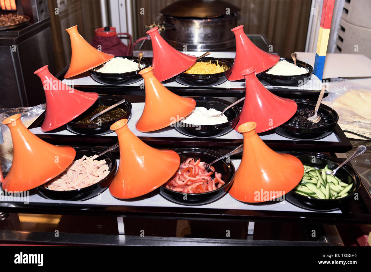 Gerichte von Tomaten und Gurke. Thymian mit Öl. geriebener Käse. schwarze Oliven Schichten. Großer Tisch mit Tomaten, Gurken, Karotten, Oliven, Käse, Thymian Stockfoto