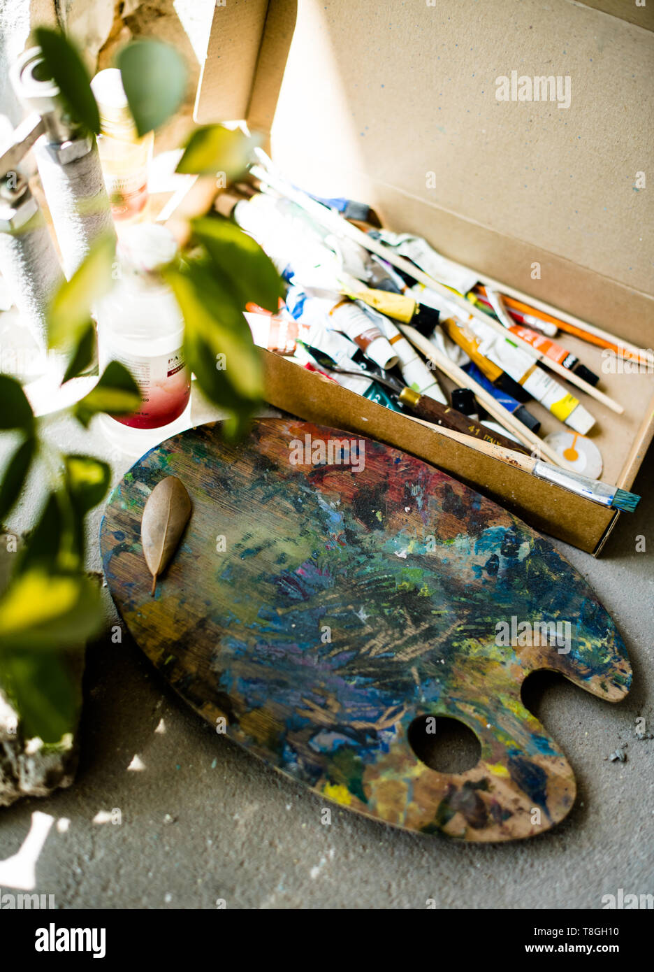 Palette von gemischten Farben in Artist's Studio Stockfoto