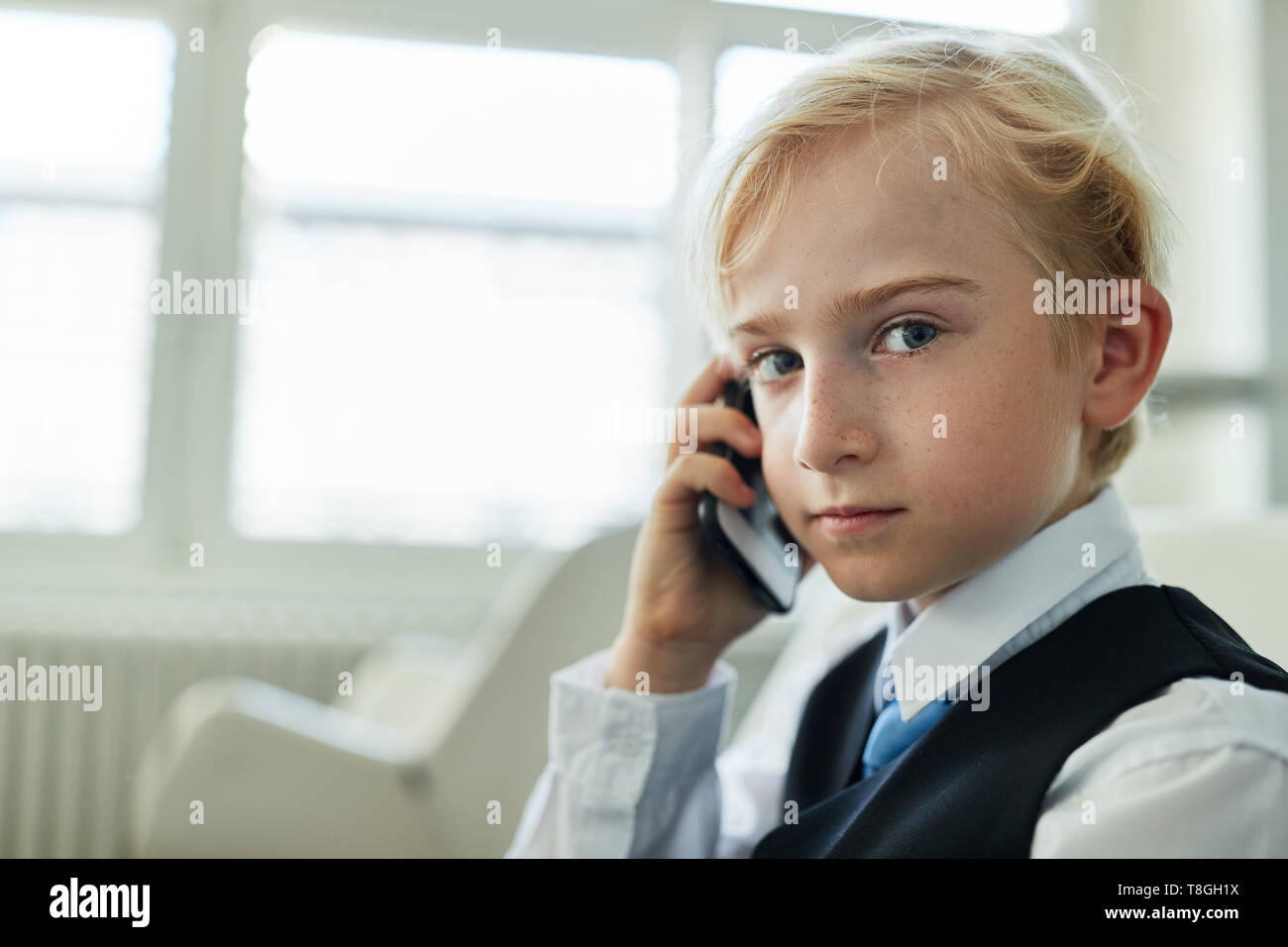 Jung, wie erfolgreiche Manager oder Unternehmer sprechen über das Telefon Stockfoto