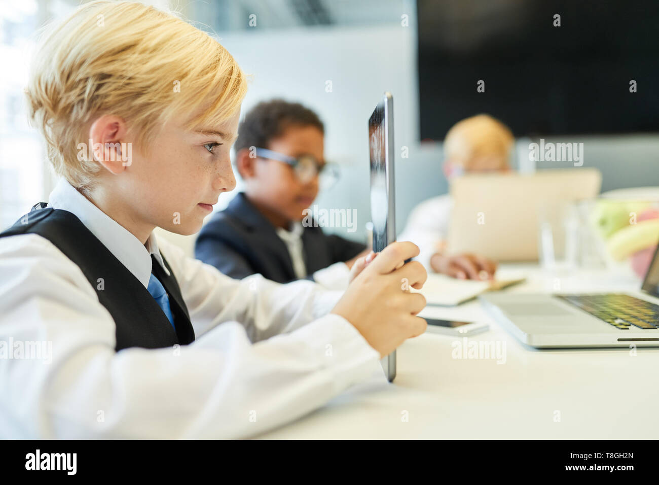 Business Kinder lernen zusammen in einem Computer klasse auf Tablet PC im Klassenzimmer Stockfoto