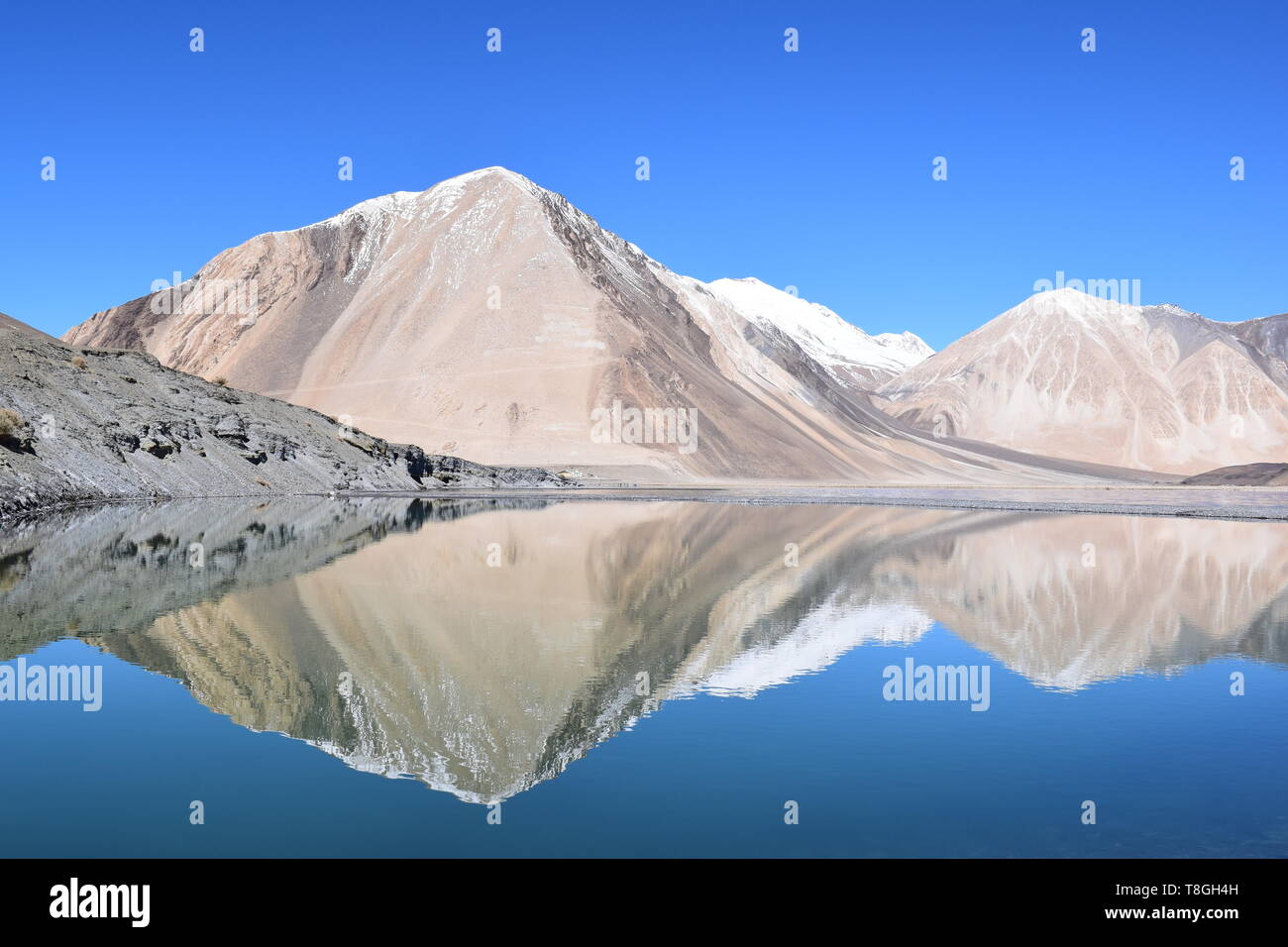 Wenn der See verwandelt sich in einen Spiegel Stockfoto