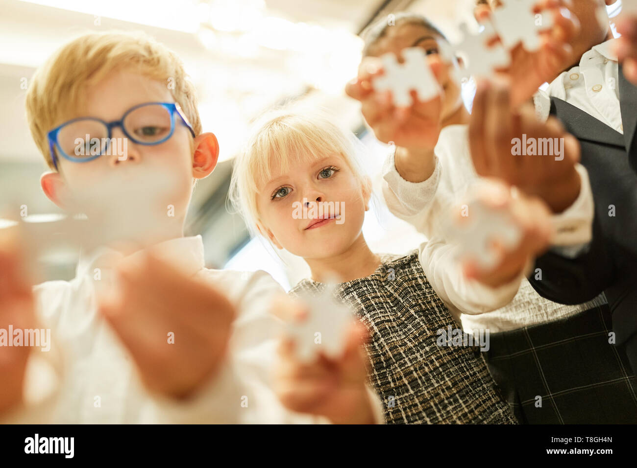 Gruppe von Kindern im Kindergarten oder in der Vorschule spielen Puzzle Stockfoto