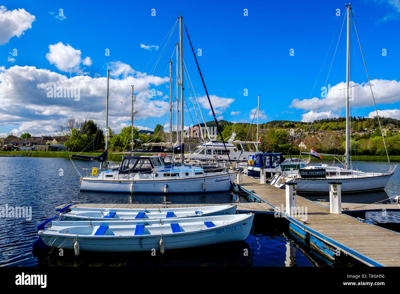 Sportboote im Yachthafen auf dem Caledonian Canal in Inverness, Schottland gebunden Stockfoto