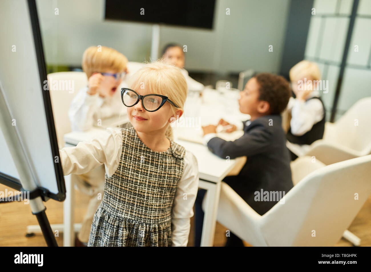 Kind als Lehrer oder Dozent in einem Seminar an der Universität oder in einem business Meeting Stockfoto