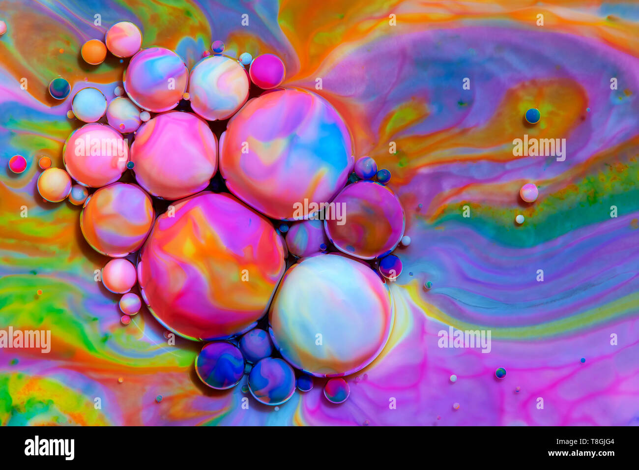 Makrofotografie von bunten Blasen in einige Flüssigkeiten für lebendige flüchtigen Mikrowelten, die in einem Bild verewigt sind. Stockfoto