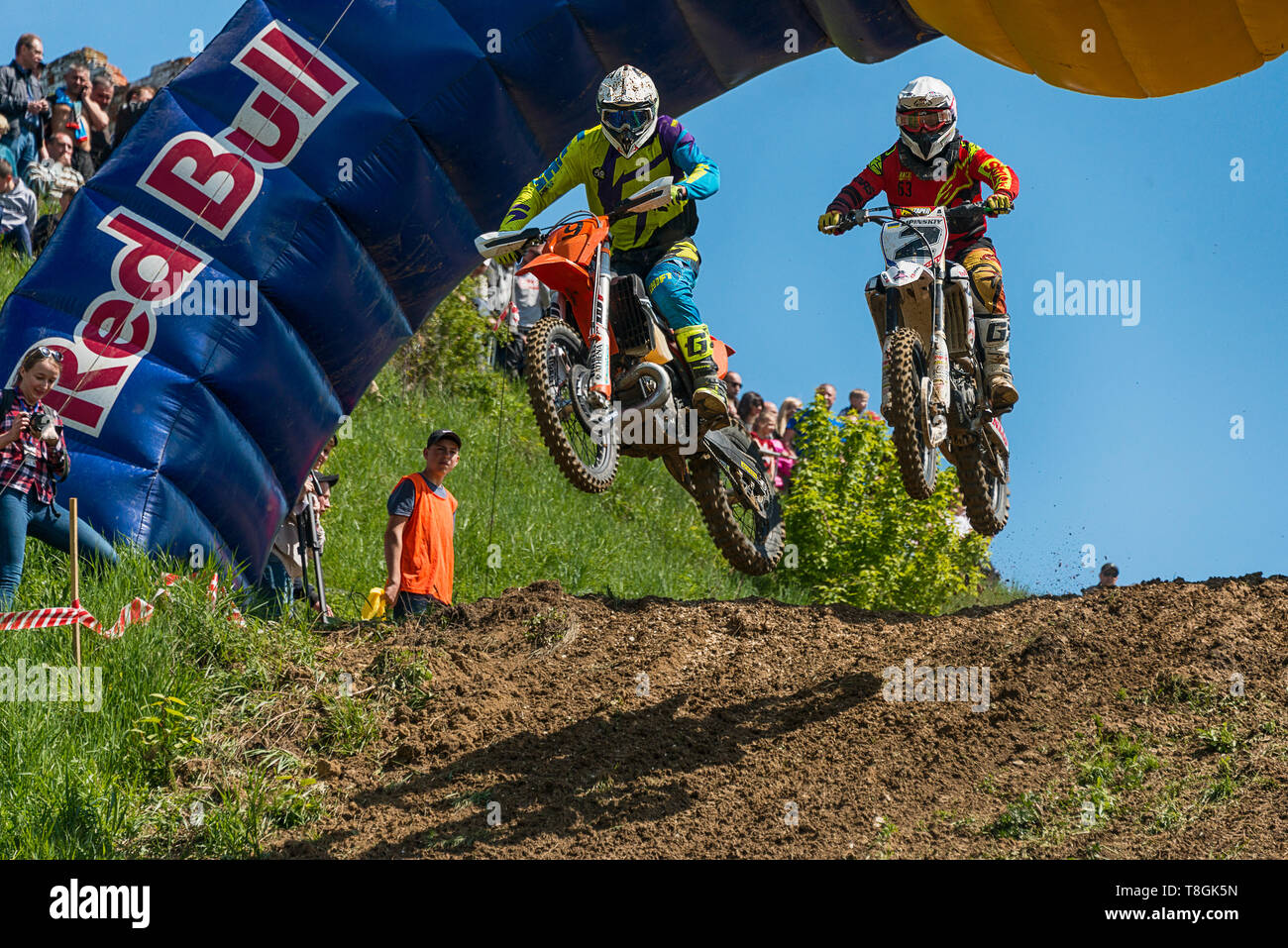 Lemberg, Ukraine - 12. Mai 2019: Open Cup von Lemberg auf der Motocross Strecke Mayorovka. Unbekannt Motorrad Rennfahrer überwindet die Strecke im Kampf für die Stockfoto