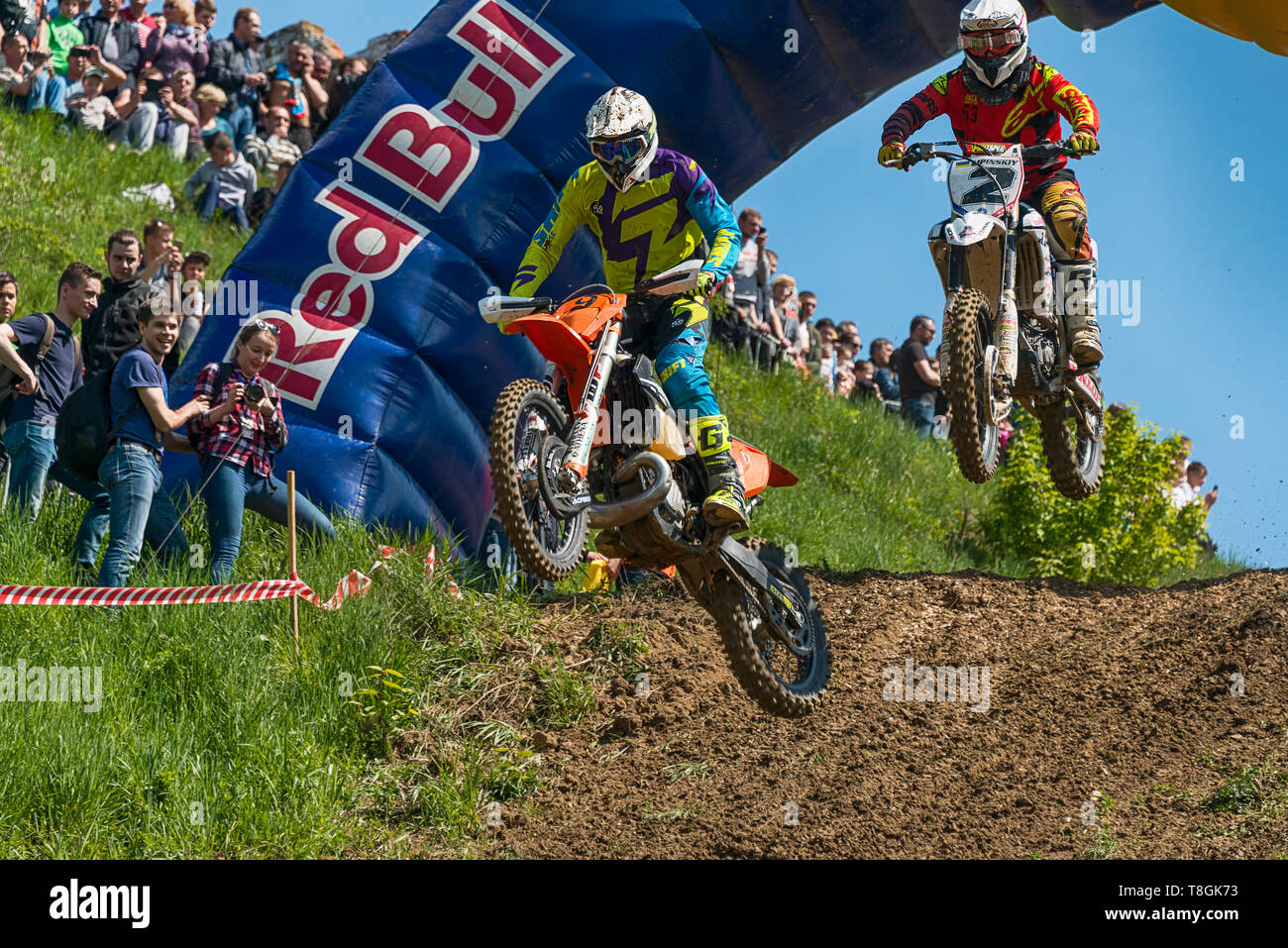 Lemberg, Ukraine - 12. Mai 2019: Open Cup von Lemberg auf der Motocross Strecke Mayorovka. Unbekannt Motorrad Rennfahrer überwindet die Strecke im Kampf für die Stockfoto