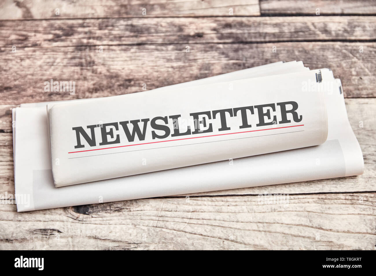 Newsletter Zeitung mit Informationen und Nachrichten liegt auf einem Holztisch Stockfoto