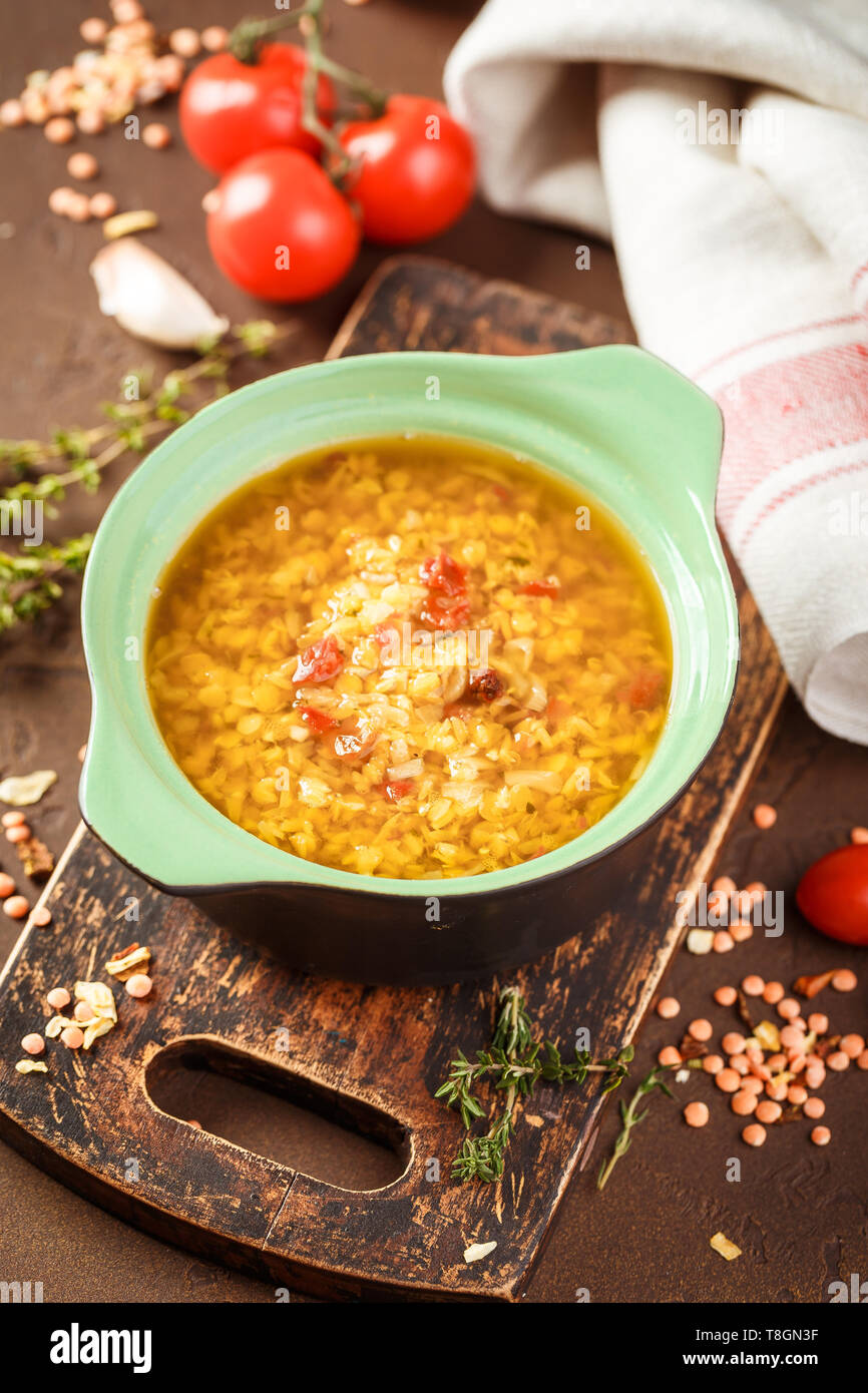 Vegetarische Linsensuppe - masoor Dal oder Dal Tadka Curry, vegane Küche. Stockfoto