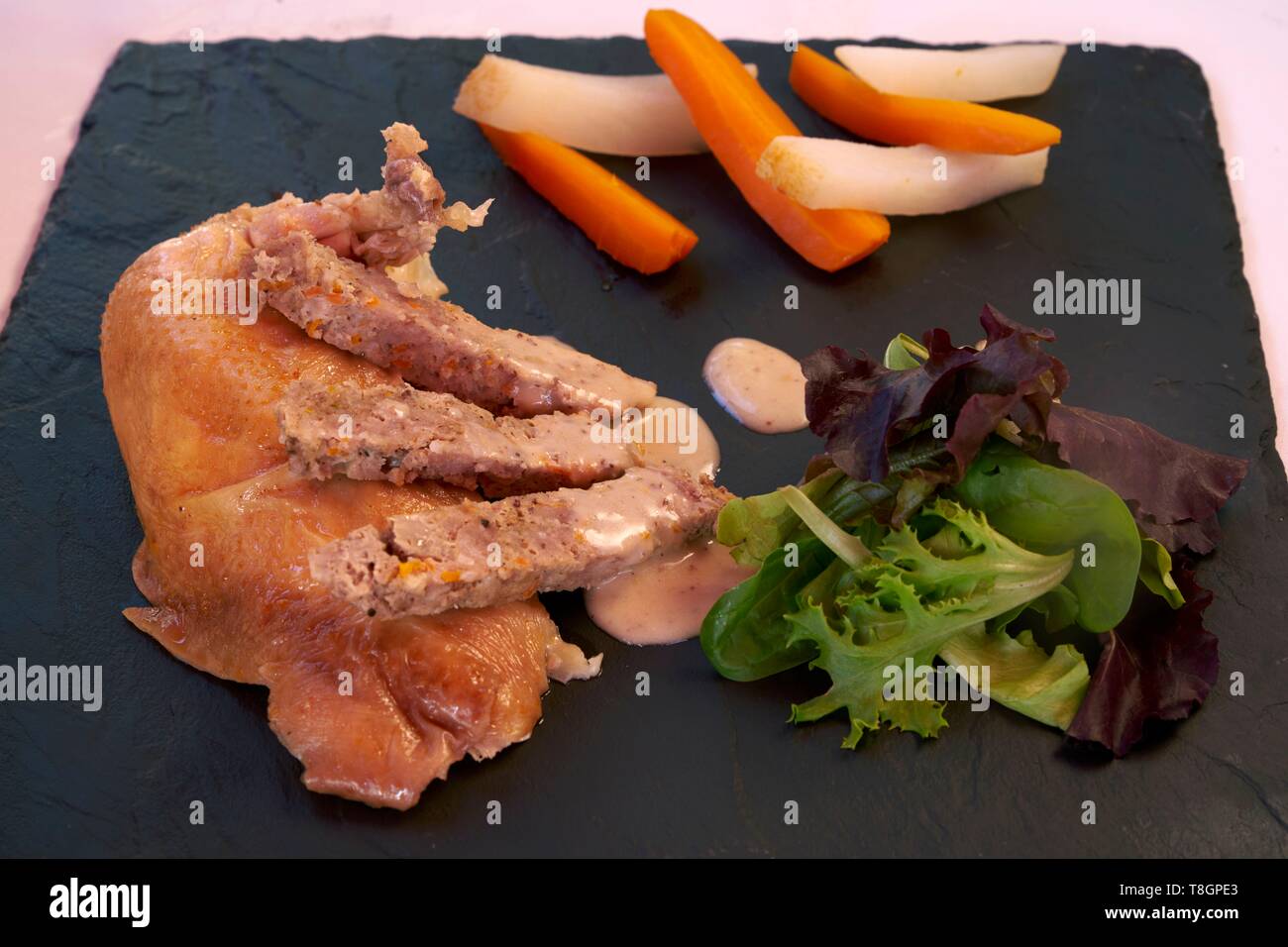 Frankreich, Gers, Gondrin, Pardailhon Restaurant, Gerome Maribon, Rezept von der Henne auf den Pot Stockfoto