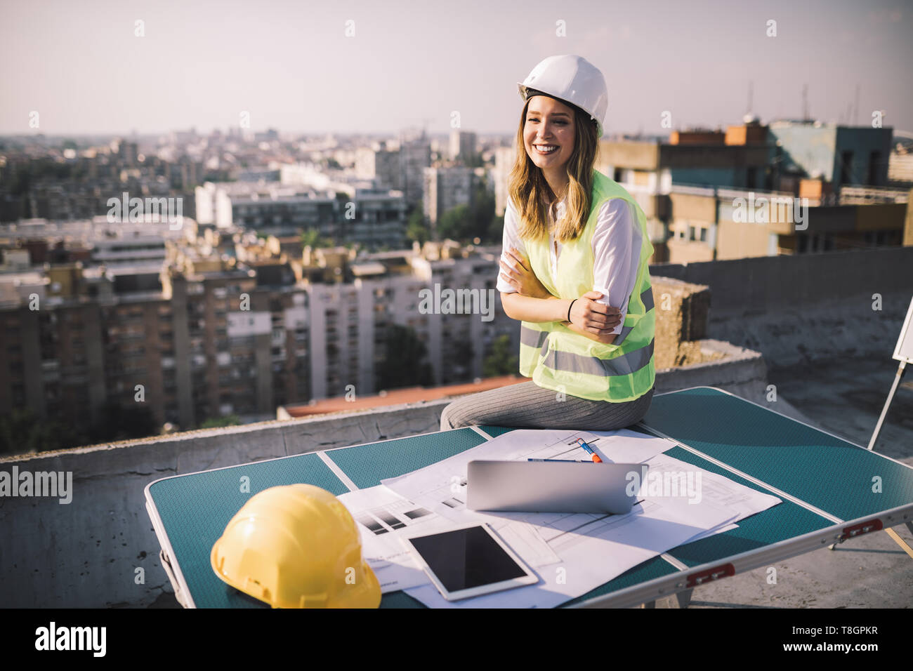 Portrait von Ingenieur, Architekt junge Frau Arbeiten auf der Baustelle Stockfoto