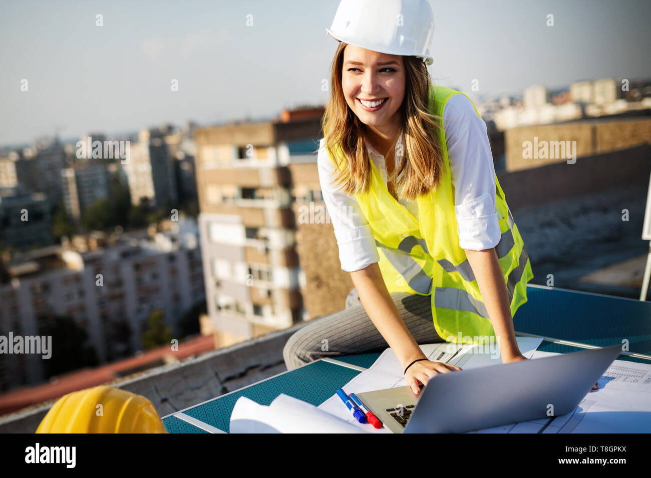 Portrait von Ingenieur, Architekt junge Frau Arbeiten auf der Baustelle Stockfoto